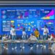 Digital Marketing-Team präsentiert interaktive Native Ads und Analysedaten an modernen Großbildschirmen in einem zeitgemäßen Büro