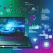 Futuristisches Editorial-Headerbild mit geöffnetem Laptop, schwebenden Digital-Marketing-UI-Elementen, Analyse-Charts, Heatmaps und modernem Dashboard-Design in leuchtender Farbpalette