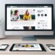Screenshot einer modernen, hellen Website mit nahtlos integrierten, interaktiven Native Ads wie Quiz und Slidern im Newsfeed-Design auf Smartphone und Laptop