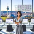 SEO-Freelancer am Schreibtisch mit Blick auf Stuttgart, technische Dashboards und Whiteboards für Strategie und Audits