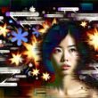 Digitale Collage von Han Seo Hee mit kurzen dunklen Haaren, intensiver Mimik, flankiert von explodierenden Social-Media-Symbolen, Nachrichtenfetzen und Suchergebnissen vor einer düsteren, chaotischen Online-Atmosphäre.