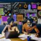 Team analysiert SEO-Daten und plant Strategie mit Analytics-Dashboard, Notizen und Diagrammen im modernen Workspace.