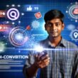 Modern gekleideter junger Marketer mit Smartphone, auf dessen Display Hologramme von Social-Media-Reels schweben, flankiert von Social-Media-Logos auf dunklem Hintergrund mit Datendiagrammen und Tracking-Codes.