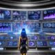Futuristischer Marketing-Kontrollraum mit digitalen Analyse-Dashboards, Machine-Learning-Icons und einem Marketer vor fließenden Datenströmen.