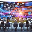 Marketingteam betrachtet bunte Datenvisualisierungen mit Klickrouten, Heatmaps und Conversion-Funnels auf mehreren Monitoren. Abstrakte Datenströme im Hintergrund und Symbole für Datenschutz zeigen eine innovative, digitale Arbeitsumgebung.