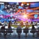 Marketingteam betrachtet bunte Datenvisualisierungen mit Klickrouten, Heatmaps und Conversion-Funnels auf mehreren Monitoren. Abstrakte Datenströme im Hintergrund und Symbole für Datenschutz zeigen eine innovative, digitale Arbeitsumgebung.