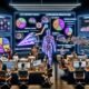 Team aus Marketern und Datenanalysten arbeitet an digitalen Dashboards mit Conversion-Funnel, Heatmap und Analytics in einem futuristischen Büro