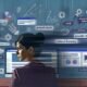 Moderne digitale Arbeitsumgebung mit Monitor, Datencharts, Analytics-Widgets, zerbrochenen Buzzword-Phrasen und konzentriertem Marketing-Profi vor konversionshemmenden Schattenelementen.