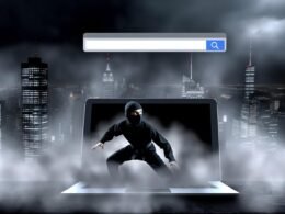 Ninja in nebliger Großstadtnacht, Website auf Laptop verschwindet im Dunst, darüber schwebt ein unscharfes Google-Suchfenster.