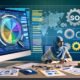 Moderne SEO-Analyse: Desktop-Monitor mit Balkendiagrammen und technischer Auswertung, am Schreibtisch sitzende Person analysiert Daten und macht Notizen.