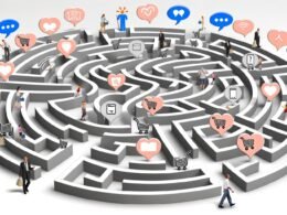 Stilisiertes Labyrinth mit digitalen Icons und Menschen verschiedener Zielgruppen, die zwischen Einkaufskorb-, Herz-, Chat- und Social Media-Symbolen navigieren, umgeben von Sprechblasen mit Frage- und Ausrufezeichen.