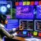 Webentwickler sitzt fokussiert an einem multi-monitor Arbeitsplatz mit Joomla-Backend, Code und SEO-Dashboards, umgeben von Whiteboards mit Website-Strukturen und SEO-Metriken.