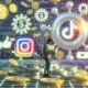 Content-Creator am Laptop mit Geldmünzen, Datendiagrammen und Social-Media-Logos wie TikTok, YouTube und Instagram im Cyberpunk-Stil.