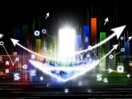 Abstraktes Stadtpanorama bei Nacht mit aufsteigenden Datenströmen, leuchtender Website-Silhouette, bunten Trendpfeilen und Suchmaschinenlogos im Vordergrund – Symbolbild für Website-Ranking und SEO.