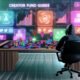 Junger Creator im Hoodie an modernem Schreibtisch mit Monitoren, Analytics-Dashboards und Social-Media-Logos, als Spielfigur in digitalem Spielfeld.