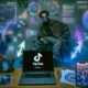 Junger urbaner TikTok-Creator vor Laptop mit technischen Diagrammen und Projektionen von TikTok-Performance-Daten und algorithmischem Code im Hintergrund.