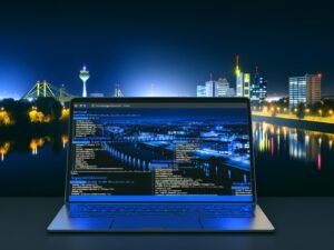 Dortmunder Skyline bei Nacht, im Vordergrund ein Laptop mit SEO-Tabellen, Codezeilen und Performance-Grafiken. Fußballstadion-Silhouette und gelb-schwarze Farbakzente im Hintergrund.