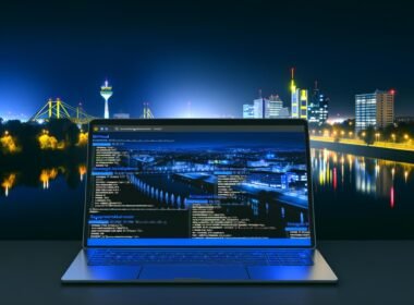 Dortmunder Skyline bei Nacht, im Vordergrund ein Laptop mit SEO-Tabellen, Codezeilen und Performance-Grafiken. Fußballstadion-Silhouette und gelb-schwarze Farbakzente im Hintergrund.