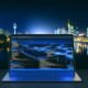 Dortmunder Skyline bei Nacht, im Vordergrund ein Laptop mit SEO-Tabellen, Codezeilen und Performance-Grafiken. Fußballstadion-Silhouette und gelb-schwarze Farbakzente im Hintergrund.