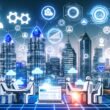 Infografik einer urbanen Skyline mit stilisierten Hochhäusern deutscher SEO-Agenturen, digitalen Icons wie Zahnräder, Datenwolken, Knowledge Graph, KI-Avataren, Analytics-Dashboard und kollaborativem Team im Vordergrund.