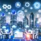 Infografik einer urbanen Skyline mit stilisierten Hochhäusern deutscher SEO-Agenturen, digitalen Icons wie Zahnräder, Datenwolken, Knowledge Graph, KI-Avataren, Analytics-Dashboard und kollaborativem Team im Vordergrund.