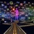 Illustration einer komplexen digitalen Customer Journey mit Karte, Touchpoints, Datenströmen und Analyse-Elementen. Im Zentrum eine abstrahierte Person mit Smartphone, Tablet und Laptop, umgeben von Icons für Social Media, E-Mail, Website und Offline-Shop.