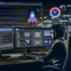 Webentwickler vor großem Monitor mit Joomla-SEO-Tools, dunkles Admin-Interface, SEO-freundliche URL-Einstellungen, Core Web Vitals und Google-Ranking-Anzeige im Hintergrund, umgeben von technischen Symbolen.