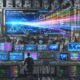 Moderner, cyberpunkartiger Maschinenraum mit digitalen Displays, Datenströmen, Touchscreens voller Analytics-Visualisierungen und einem Operator im Business Casual, umgeben von User-Tracking-Informationen.