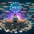 Ambitionierte Redakteurin im Hoodie bei der SEO-Arbeit am Laptop, mit Fachbüchern, Daten und Tools, Google-Rankings im Hintergrund und weggeworfenen alten Content-Strategien.