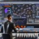 Online-Marketer vor einem großen Monitor mit modernem, datenreichem Analytics-Dashboard, das Kunden-Touchpoints, Kanäle und Conversion-Raten visualisiert. Umgeben von KPIs, Whiteboard und Hinweisen auf Daten-Automatisierung.