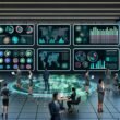 Moderne Kommandozentrale 2025 mit interaktiven digitalen Dashboards, Echtzeit-KPIs und vielfältigen Geschäftsleuten bei der Analyse und Zusammenarbeit.