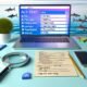 Moderne Schreibtisch-Szene mit Laptop, Browser-Tabs wie Google Bildersuche, PageSpeed Insights und Bild-Sitemap-Generator, flankiert von SEO-Notizen zu Alt-Text, WebP, CDN und strukturierte Daten. Im Hintergrund Haifischflossen als Metapher für den Wettbewerbsdruck im Marketing.