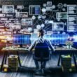 Illustration eines jungen Entrepreneurs in einem urbanen Loft, am Schreibtisch mit Monitoren voller Dashboards und Code, umgeben von digitalen Symbolen, Whiteboards und Post-Its mit Technologie-Stichworten.