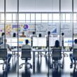 SEO-Expert:innen-Team analysiert Daten und strategische Pläne im modernen, offenen Büro mit Glaswänden
