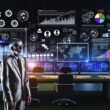 Erfahrene Person analysiert entschlossen digitale SEO-Reports in einer modernen Redaktion mit sichtbaren technischen Diagrammen, Rankings, Keywords und Infrastruktur-Symbolen.