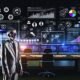 Erfahrene Person analysiert entschlossen digitale SEO-Reports in einer modernen Redaktion mit sichtbaren technischen Diagrammen, Rankings, Keywords und Infrastruktur-Symbolen.