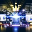 Dramatisch beleuchteter Schreibtisch mit Bildschirmen voller SEO-Analysen, Rankings, Codezeilen und einer stilisierten Google-Krone im modernen Hightech-Stil