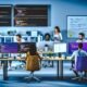 Fokussiertes TYPO3 SEO-Team aus Entwicklern, SEOs und Designern an einer großen Workstation, umgeben von Monitoren mit Code, Analytics und TYPO3-Backend, mit Whiteboard und Fachbegriffen im Hintergrund