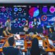 Marketingteam in einem modernen Workspace analysiert gemeinsam auf großen Bildschirmen Echtzeit-Kampagnendaten, Conversion-Funnels und wichtige Metriken auf mehreren Geräten.