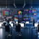 Großraumbüro im Halbdunkel mit Monitoren voller SEO-Statistiken, Mitarbeitenden bei der Datenanalyse und Whiteboard mit SEO-Begriffen und Strategien