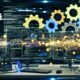 Illustration eines professionellen Onlineshop-Arbeitsplatzes mit Monitoren, Analysedaten, Zahnrädern und digitalen Datenflüssen im industriellen Maschinenraum-Stil.