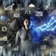 Frustrierter E-Commerce-Händler zwischen Datenkabeln, kaputten Charts und schwebenden Analyse-Icons vor einem nebligen, digitalen Shop; leuchtende Datenlinien symbolisieren Ordnung im Datenchaos.