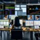 SEO-Experten in einem modernen Berliner Großraumbüro analysieren gemeinsam Sichtbarkeitsanalysen, Dashboards und SEO-Kennzahlen an Laptops und großen Monitoren.