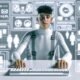 Moderner Mikro-Influencer an einem futuristischen Schreibtisch mit digitalen Bildschirmen, Hologrammen und Social Media Symbolen wie Instagram, TikTok, YouTube und OnlyFans.