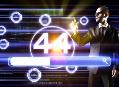 Businessperson in moderner, dunkler Arena mit zentralem leuchtendem 404-Logo, datenbasierter Suchmaschinen-Grafik und techlastigen Zahlencodes im Hintergrund.