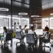 SEO-Expertenteam arbeitet in einem modernen Büro mit Glaswänden, digitalen Anzeigen für Google-Rankings und Whiteboards voller Diagramme und Notizen.