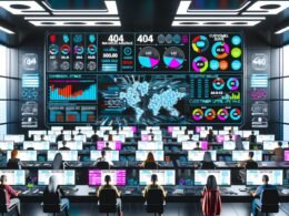 Cyberpunk-Kontrollzentrum eines Onlineshops mit vielen großen Screens, Analytics-Dashboards, Datenströmen, konzentrierten Mitarbeitern und 404 Magazine Branding.