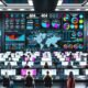 Cyberpunk-Kontrollzentrum eines Onlineshops mit vielen großen Screens, Analytics-Dashboards, Datenströmen, konzentrierten Mitarbeitern und 404 Magazine Branding.