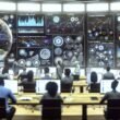 E-Commerce-Kontrollraum mit digitalen Dashboards, Analystenteam, Echtzeit-Verkaufsdaten, Event-Tracking und Consent-Management-Icons in moderner, futuristischer Umgebung.