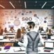 Moderner SEO-Workshop mit vielfältigen Teilnehmern, charismatischem Trainer und digitalen Arbeitsmitteln in einem hellen Seminarraum